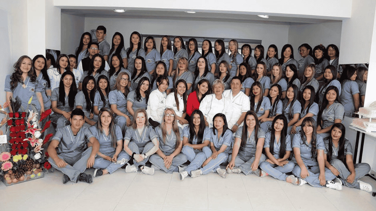 Familia Mireyista, se puede apreciar estudiantes, docentes y grupo administrativo.